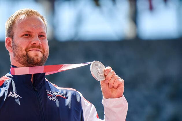 210805 Eivind Henriksen of Norway on the podium during the medal ceremony of men hammer s hammer throw during day 13 of the Tokyo 2020 Olympic Games on August 5, 2021 in Tokyo Photo Johanna Lundberg BILDBYRAN kod JL JL0159 athletics athletics athletics olympic games olympics os ol olympiska games olympics tokyo2020 tokyo 2020 tokyo os tokyo ol bbeng norway bronze medal cheer,  Copyright: JOHANNAxLUNDBERG BB210805JL010