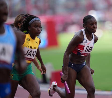 GroÃŸbritannien, Black History Month im Oktober - Sport 5th August 2021; Olympic Stadium, Tokyo, Japan: Tokyo 2020 Olympic summer games day 13; womens 4 x 100 metre relay; LANSIQUOT Imani (GBR) hands over to Dina Asher-Smith of Great Britain  ActionPlus12312353 ChrisxCooper