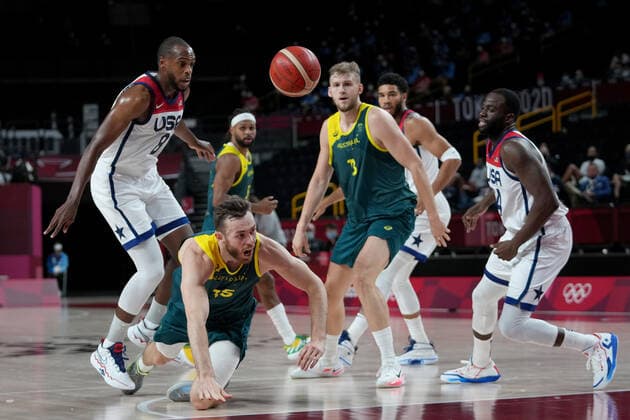 OLY21 MENS BASKETBALL AUST USA, Nic Kay of Australia is fouled by Khris Middleton of the USA (left) during the Men s Semifinal Basketball match between the USA and Australia at the Saitama Super Arena during the Tokyo Olympic Games, Olympische Spiele, Olympia, OS in Tokyo, Japan Thursday, August 5, 2021. ( NO ARCHIVING, EDITORIAL USE ONLY, NO USE IN BOOKS WITHOUT CONSENT TOKYO JAPAN  Copyright: xJOExGIDDENSx 20210805001564346799