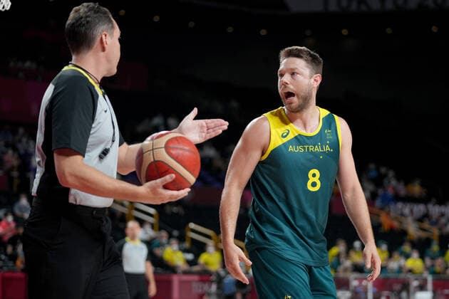 OLY21 MENS BASKETBALL AUST USA, Matthew Dellavedova of Australia remonstrates with a match official during the Men s Semifinal Basketball match between the USA and Australia at the Saitama Super Arena during the Tokyo Olympic Games, Olympische Spiele, Olympia, OS in Tokyo, Japan Thursday, August 5, 2021. ( NO ARCHIVING, EDITORIAL USE ONLY, NO USE IN BOOKS WITHOUT CONSENT TOKYO JAPAN  Copyright: xJOExGIDDENSx 20210805001564358823