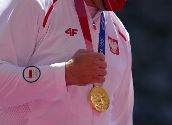 (210805) -- TOKYO, Aug. 5, 2021 -- Wojciech Nowicki of Poland reacts during the awarding ceremony of the Men s Hammer Throw at the Tokyo 2020 Olympic Games, Olympische Spiele, Olympia, OS in Tokyo, Japan, Aug. 5, 2021. ) (TOKYO2020)XHTP-JAPAN-TOKYO-OLY-ATHLETICS-MEN S HAMMER THROW-AWARDING CEREMONY LuixSiuxWai 