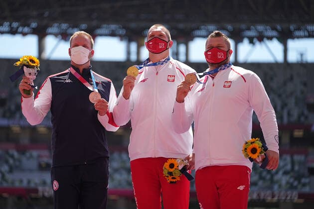 (210805) -- TOKYO, Aug. 5, 2021 -- Wojciech Nowicki (C) and Pawel Fajdek (R) of Poland and Eivind Henriksen of Norway react during the awarding ceremony of the Men s Hammer Throw at the Tokyo 2020 Olympic Games, Olympische Spiele, Olympia, OS in Tokyo, Japan, Aug. 5, 2021. ) (TOKYO2020)JAPAN-TOKYO-OLY-ATHLETICS-MEN S HAMMER THROW-AWARDING CEREMONY LuixSiuxWai 