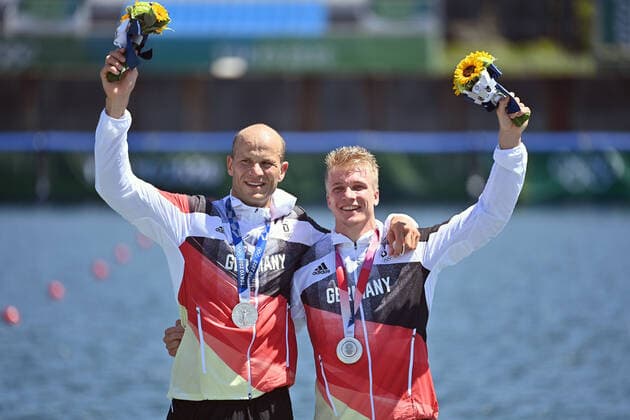Bilder des Jahres 2021, Sport 08. August Max HOFF (GER), Jacob SCHOPF (GER), mit Medaillen,Silbermedaillen,Silber,Platz 2, SIegerehrung Men s Kayak Double 1000m, Canoe Sprint,Maenner MK2 am 05.08.2021, Sea Forest Waterway. Olympische Sommerspiele 2020, vom 23.07. - 08.08.2021 in Tokio Japan. *** Max HOFF GER , Jacob SCHOPF GER , with medals,silver medals,silver,place 2, victory ceremony Men s Kayak Double 1000m, Canoe Sprint,Men MK2 on 05 08 2021, Sea Forest Waterway Olympic Summer Games 2020, from 23 07 08 2021 in Tokyo Japan