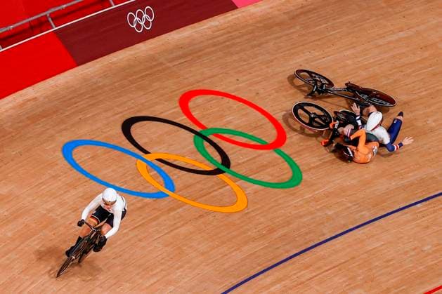 Tokio 2020 im Jahr 2021, Rückblick: Olympische Highlights German Emma Hinze (L) leads before the crash between Dutch Laurine van Riessen (C) and British Katy Marchant (R) during the Women s Keirin quarterfinals of the Cycling track Tokyo 2020 Olympic Games, Olympische Spiele, Olympia, OS held at Izu pavillion in Shizuoka, Japan on 05 August 2021. Cycling track !ACHTUNG: NUR REDAKTIONELLE NUTZUNG!  Copyright: xEnricxFontcubertax EVE8319 20210805-1fc873328476a77dfe05d2a2759265a8ac35d239