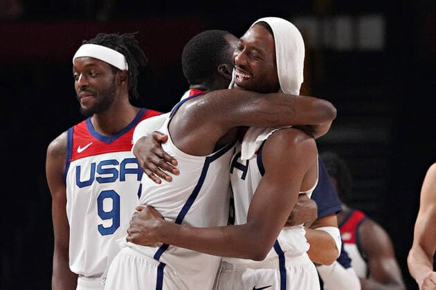 United States Draymond Green, left, embraces teammate Khris Middleton, right, after beating Australian in the Men s Basketball semi-final at the Tokyo Olympic Games, Olympische Spiele, Olympia, OS in Tokyo, Japan, on Thursday, August 5, 2021. The United States beat Australia 97-78. OLY20210805227 RICHARDxELLIS