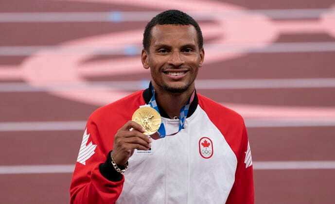 August 5, 2021, Tokyo, Japan: CanadaöÄÃ s Andre De Grasse, from Markham, Ont. holds up the gold medal during a ceremony for the 200m race during a ceremony at the 2020 Tokyo Olympics, Thursday, August 05, 2021 in Tokyo, Japan. Andre De Grasse  - ZUMAc35_ 20210805_zaf_c35_001 Copyright: xAdrianxWyldx