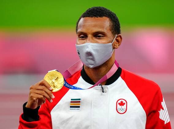 Mandatory Credit: Photo by Dave Shopland Shutterstock (12248465dr) Andre De Grasse celebrates with his gold medal in the Men s 200m Athletics, Olympic Stadium, Tokyo Olympic Games, Olympische Spiele, Olympia, OS 2020, Japan - 05 Aug 2021 Athletics, Olympic Stadium, Tokyo Olympic Games 2020, Japan - 05 Aug 2021  Copyright: xDavexShopland Shutterstockx 12248465dr