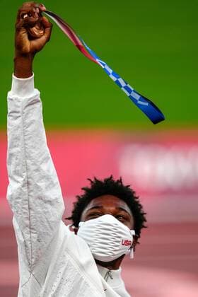 Mandatory Credit: Photo by Dave Shopland Shutterstock (12248465dw) Noah Lyles with his bronze medal in the Men s 200m Athletics, Olympic Stadium, Tokyo Olympic Games, Olympische Spiele, Olympia, OS 2020, Japan - 05 Aug 2021 Athletics, Olympic Stadium, Tokyo Olympic Games 2020, Japan - 05 Aug 2021  Copyright: xDavexShopland Shutterstockx 12248465dw
