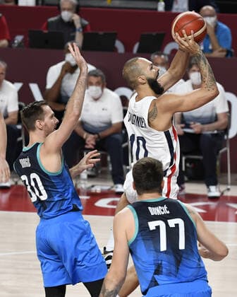France s Evan Fournier (R) shoots despite Slovenia s defenders Zoran Dragic (30) and Luka Doncic during Men s Basketball semifinal at the Tokyo 2020 Olympics, Thursday, August 5, 2021, in Tokyo, Japan.  OLY20210805818 MIKExTHEILER