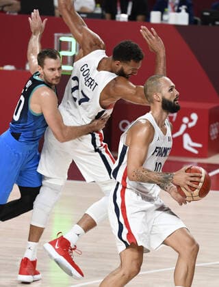 France s Evan Fournier (R) dribbles upcourt as teammate Rudy Gobert (27) collides with Slovenia s Zoran Dragic during Men s Basketball semifinal at the Tokyo 2020 Olympics, Thursday, August 5, 2021, in Tokyo, Japan.  OLY20210805821 MIKExTHEILER