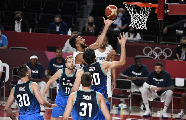 France s Rudy Gobert floats up over four of Slovenia s defenders (L-R) Zoran Dragic, Jaka Blazic, Vlatko Cancar and Mike Tobey during Men s Basketball semifinal at the Tokyo 2020 Olympics, Thursday, August 5, 2021, in Tokyo, Japan.  OLY20210805823 MIKExTHEILER