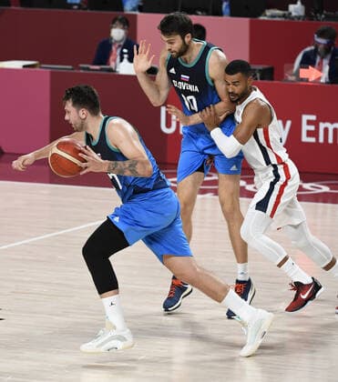 Slovenia s Mike Tobey (10) blocks France s Timothe Luwawu Cabarrot as Luka Doncic dribbles past during Men s Basketball semifinal at the Tokyo 2020 Olympics, Thursday, August 5, 2021, in Tokyo, Japan. France edged Slovenia 90-89 and will play the USA in the Gold Medal game.  OLY20210805824 MIKExTHEILER