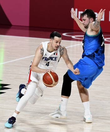 France s Thomas Heurtel (4) dribbles past Slovenia s Luka Doncic during Men s Basketball semifinal at the Tokyo 2020 Olympics, Thursday, August 5, 2021, in Tokyo, Japan. France edged Slovenia 90-89 and will play the USA in the Gold Medal game.  OLY20210805827 MIKExTHEILER