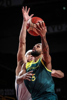 (210805) -- SAITAMA, Aug. 5, 2021 -- Patty Mills (R) of Australia lays up during the men s basketball semifinal between the United States and Australia at Tokyo 2020 Olympic Games, Olympische Spiele, Olympia, OS in Saitama, Japan, Aug. 5, 2021. ) (TOKYO2020)JAPAN-SAITAMA-OLY-BASKETBALL-MEN S SEMIFINAL-USA VS AUS PanxYulong 