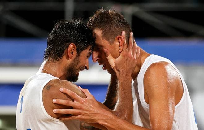 Tokio 2020 im Jahr 2021, RÃ¼ckblick: Olympische Highlights Sport Bilder des Tages TOKYO, JAPAN - AUGUST 5, 2021: ROC Team s Viacheslav Krasilnikov (L) and Oleg Stoyanovskiy celebrate victory in the men s Beach volleyball, Beachvolleyball semifinal match against Qatar at the 2020 Summer Olympic Games, Olympische Spiele, Olympia, OS at Shiokaze Park. Sergei Bobylev TASS  TS10B83F