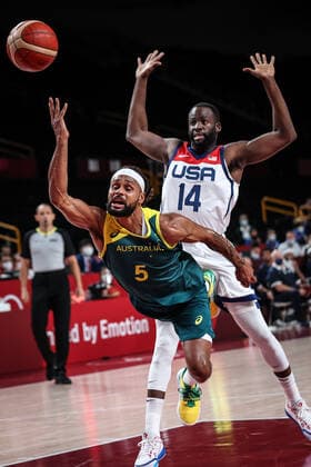 (210805) -- SAITAMA, Aug. 5, 2021 -- Patty Mills (L) of Australia lays up during the men s basketball semifinal between the United States and Australia at Tokyo 2020 Olympic Games, Olympische Spiele, Olympia, OS in Saitama, Japan, Aug. 5, 2021. ) (TOKYO2020)JAPAN-SAITAMA-OLY-BASKETBALL-MEN S SEMIFINAL-USA VS AUS PanxYulong 