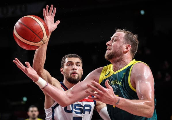 (210805) -- SAITAMA, Aug. 5, 2021 -- Joe Ingles (R) of Australia competes during the men s basketball semifinal between the United States and Australia at Tokyo 2020 Olympic Games, Olympische Spiele, Olympia, OS in Saitama, Japan, Aug. 5, 2021. ) (TOKYO2020)JAPAN-SAITAMA-OLY-BASKETBALL-MEN S SEMIFINAL-USA VS AUS PanxYulong 