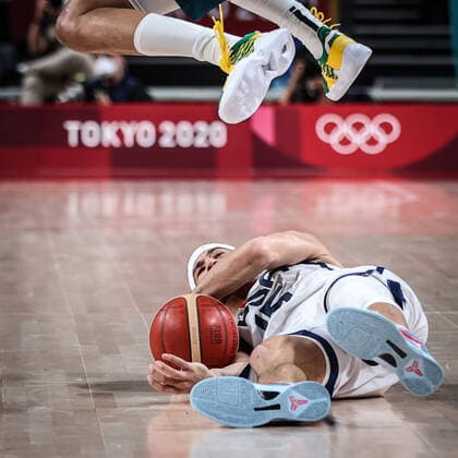 (210805) -- SAITAMA, Aug. 5, 2021 -- Devin Booker of the United States falls down during the men s basketball semifinal between the United States and Australia at Tokyo 2020 Olympic Games, Olympische Spiele, Olympia, OS in Saitama, Japan, Aug. 5, 2021. ) (TOKYO2020)XHTP-JAPAN-SAITAMA-OLY-BASKETBALL-MEN S SEMIFINAL-USA VS AUS PanxYulong 