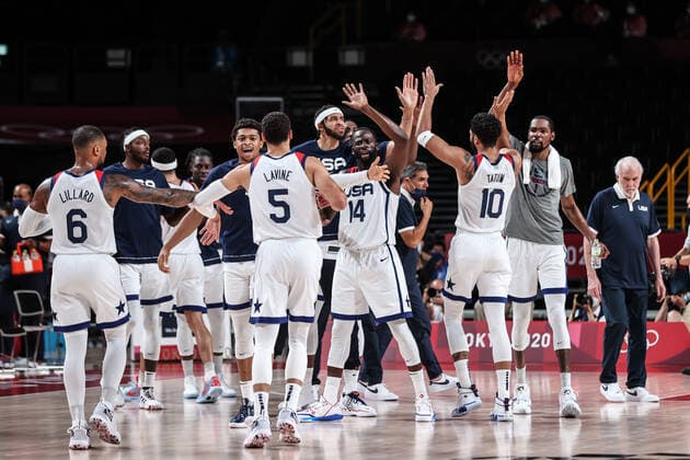 (210805) -- SAITAMA, Aug. 5, 2021 -- Players of the United States celebrate during the men s basketball semifinal between the United States and Australia at Tokyo 2020 Olympic Games, Olympische Spiele, Olympia, OS in Saitama, Japan, Aug. 5, 2021. ) (TOKYO2020)JAPAN-SAITAMA-OLY-BASKETBALL-MEN S SEMIFINAL-USA VS AUS PanxYulong 