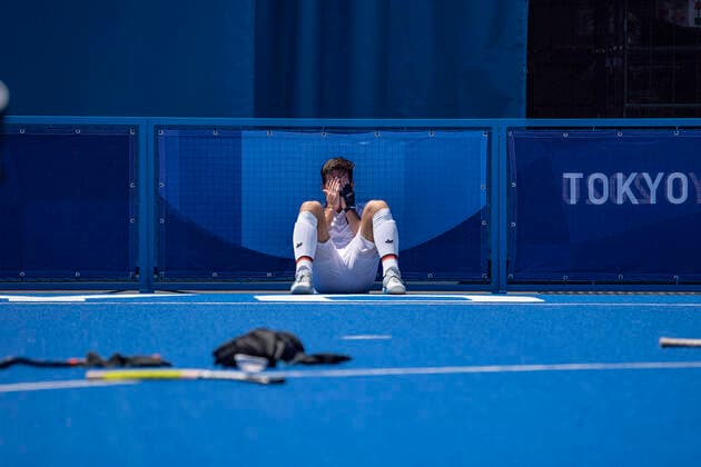 Bilder des Jahres 2021, Sport 08. August Sport Themen der Woche KW31 Tokio 2020 im Jahr 2021, Rückblick: Olympische Highlights Sport Bilder des Tages Lukas WINDFEDER (GER) sitzt nach dem Schlusspfiff niedergeschlagen an der Bande, vergraebt sein Gesicht in seinen Haenden (Händen); Hockey Maenner, Spiel um den 3. Platz, Deutschland (GER) - Indien (IND) 4:5 Olympische Sommerspiele 2020, vom 23.07. - 08.08.2021 in Tokio Japan. *** Lukas WINDFEDER GER sits dejectedly on the sidelines after the final whistle, buries his face in his hands Hockey men, 3rd place match, Germany GER India IND 4 5 Summer Olympics 2020, from 23 07 08 2021 in Tokyo Japan