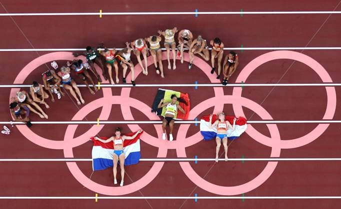 Bilder des Jahres 2021, Sport 08. August Sport Themen der Woche KW31 Tokio 2020 im Jahr 2021, Rückblick: Olympische Highlights Sport Bilder des Tages (210805) -- TOKYO, Aug. 5, 2021 -- Athletes pose for a photo above the Olympic rings after the women s heptathlon at Tokyo 2020 Olympic Games, Olympische Spiele, Olympia, OS in Tokyo, Japan, Aug. 5, 2021. ) (TOKYO2020)XHTP-JAPAN-TOKYO-OLY-ATHLETICS-WOMEN S HEPTATHLON ZhangxChuanqi 