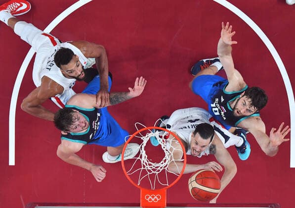 (210805) -- SAITAMA, Aug. 5, 2021 -- Thomas Heurtel (2nd R) of France fights for the ball during the men s basketball semifinal between France and Slovenia at Tokyo 2020 Olympic Games, Olympische Spiele, Olympia, OS in Saitama, Japan, Aug. 5, 2021. ) (TOKYO2020)JAPAN-SAITAMA-OLY-BASKETBALL-MEN S SEMIFINAL-FRA VS SLO MengxYongmin 