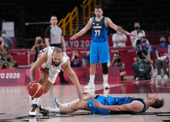 (210805) -- SAITAMA, Aug. 5, 2021 -- Evan Fournier of France draws offensive fouls against a player of Slovenia during the men s basketball semifinal between France and Slovenia at Tokyo 2020 Olympic Games, Olympische Spiele, Olympia, OS in Saitama, Japan, Aug. 5, 2021. ) (TOKYO2020)XHTP-JAPAN-SAITAMA-OLY-BASKETBALL-MEN S SEMIFINAL-FRA VS SLO MengxYongmin 