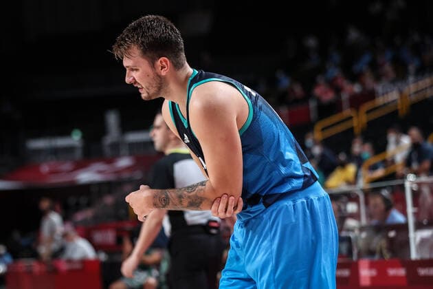 (210805) -- SAITAMA, Aug. 5, 2021 -- Luka Doncic of Slovenia gets injured on his elbow during the men s basketball semifinal between France and Slovenia at Tokyo 2020 Olympic Games, Olympische Spiele, Olympia, OS in Saitama, Japan, Aug. 5, 2021. ) (TOKYO2020)JAPAN-SAITAMA-OLY-BASKETBALL-MEN S SEMIFINAL-FRA VS SLO PanxYulong 