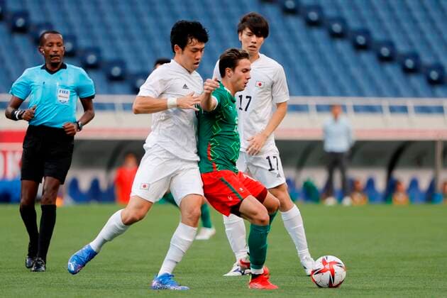 Mexico s Sebastian Cordova (R) in action against Japan s Wataru Endo (L) during the bronze medal soccer match between Mexico and Japan during the 2020 Olympic Games, Olympische Spiele, Olympia, OS at Saitama stadium 2002 in Saitama, Japan, 06 August 2021. 2020 Olympic Games - Soccer: Mexico vs. Japan !ACHTUNG: NUR REDAKTIONELLE NUTZUNG!  Copyright: xKaixFoersterlingx EVE8795 20210806-e2028433a5ac3f7a8fe19cc026a3786b2fe4cc26