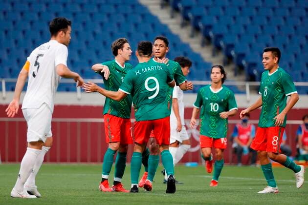 Mexico s Sebastian Cordova (2-L) celebrates with his teammates after scoring the 1-0 in their bronze medal soccer match between Mexico and Japan during the 2020 Olympic Games, Olympische Spiele, Olympia, OS at Saitama stadium 2002 in Saitama, Japan, 06 August 2021. 2020 Olympic Games - Soccer: Mexico vs. Japan !ACHTUNG: NUR REDAKTIONELLE NUTZUNG!  Copyright: xKaixFoersterlingx EVE8800 20210806-a7b0cf1a1013fa328583e6db06f82a37f6568c4b