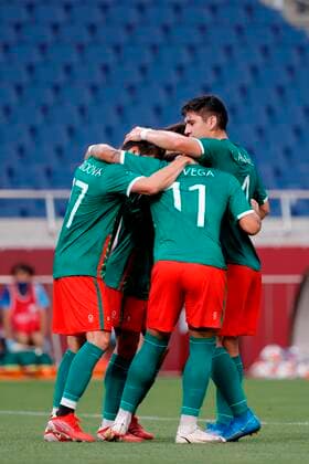 Mexico s Sebastian Cordova (L) celebrates with his teammates after scoring the 1-0 in their bronze medal soccer match between Mexico and Japan during the 2020 Olympic Games, Olympische Spiele, Olympia, OS at Saitama stadium 2002 in Saitama, Japan, 06 August 2021. 2020 Olympic Games - Soccer: Mexico vs. Japan !ACHTUNG: NUR REDAKTIONELLE NUTZUNG!  Copyright: xKaixFoersterlingx EVE8799 20210806-c19ed52c98d19190cd513ada691ff13da78f07b0