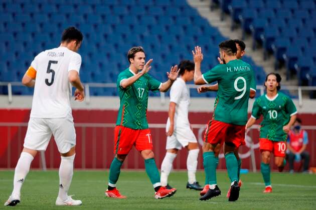 Mexico s Sebastian Cordova (2-L) celebrates with his teammates after scoring the 1-0 in their bronze medal soccer match between Mexico and Japan during the 2020 Olympic Games, Olympische Spiele, Olympia, OS at Saitama stadium 2002 in Saitama, Japan, 06 August 2021. 2020 Olympic Games - Soccer: Mexico vs. Japan !ACHTUNG: NUR REDAKTIONELLE NUTZUNG!  Copyright: xKaixFoersterlingx EVE8798 20210806-ed627489d3890bd3d395ee6a433dcdfe1eff830f