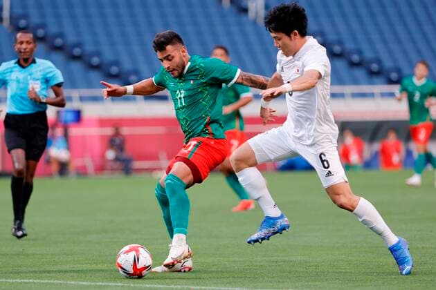Mexico s Alexis Vega (L) in action against Japan s Wataru Endo (R) in their bronze medal soccer match between Mexico and Japan during the 2020 Olympic Games, Olympische Spiele, Olympia, OS at Saitama stadium 2002 in Saitama, Japan, 06 August 2021. 2020 Olympic Games - Soccer: Mexico vs. Japan !ACHTUNG: NUR REDAKTIONELLE NUTZUNG!  Copyright: xKaixFoersterlingx EVE8797 20210806-151905482dde0d264111199b61cbf297fba6d96d