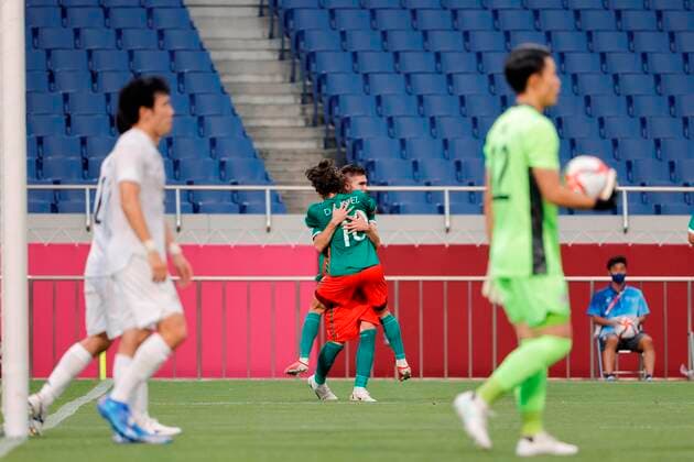 Mexico s Johan Vasquez (C-R) celebrates with his teammate Diego Lainez (C-L) after scoring the 2-0 in their bronze medal soccer match between Mexico and Japan during the 2020 Olympic Games, Olympische Spiele, Olympia, OS at Saitama stadium 2002 in Saitama, Japan, 06 August 2021. 2020 Olympic Games - Soccer: Mexico vs. Japan !ACHTUNG: NUR REDAKTIONELLE NUTZUNG!  Copyright: xKaixFoersterlingx EVE8809 20210806-7bb558b79e556a4d9583d3e13142add620f30f08