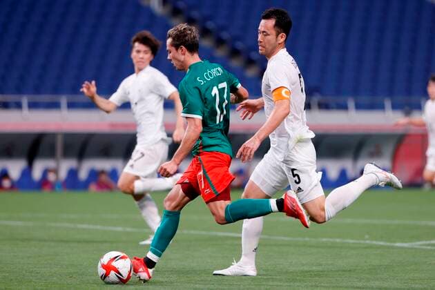 Mexico s Sebastian Cordova (L) in action against Japan s Maya Yoshida (R) in their bronze medal soccer match between Mexico and Japan during the 2020 Olympic Games, Olympische Spiele, Olympia, OS at Saitama stadium 2002 in Saitama, Japan, 06 August 2021. 2020 Olympic Games - Soccer: Mexico vs. Japan !ACHTUNG: NUR REDAKTIONELLE NUTZUNG!  Copyright: xKaixFoersterlingx EVE8813 20210806-adebac811052ea65db7bf57300bfedb1b7dfa5b3