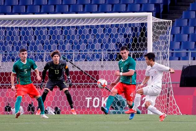 Japan s Takefusa Kubo (R) in action in their bronze medal soccer match between Mexico and Japan during the 2020 Olympic Games, Olympische Spiele, Olympia, OS at Saitama stadium 2002 in Saitama, Japan, 06 August 2021. 2020 Olympic Games - Soccer: Mexico vs. Japan !ACHTUNG: NUR REDAKTIONELLE NUTZUNG!  Copyright: xKaixFoersterlingx EVE8814 20210806-e7c9067f9f6efed0a1df21e1d8fce9463cad9a8c