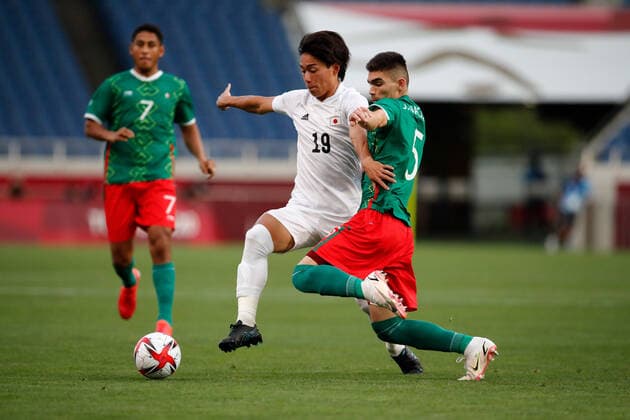 August 6, 2021, Saitama, Japan: DAICHI HAYASHI (19) of Japan in action against JOHAN VASQUEZ (5) of Mexico in the football men s bronze medal match between Mexico and Japan during the Tokyo 2020 Olympic Games, Olympische Spiele, Olympia, OS at the Saitama Stadium. Mexico leads Japan 2-0 at halftime. Saitama Japan - ZUMAm191 20210806_zap_m191_001 Copyright: xRodrigoxReyesxMarinx