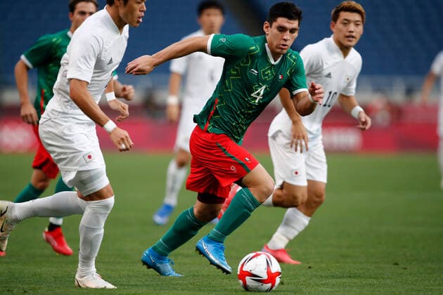 August 6, 2021, Saitama, Japan: JESUS ANGULO (4) of Mexico in action during the football men s bronze medal match between Mexico and Japan during the Tokyo 2020 Olympic Games, Olympische Spiele, Olympia, OS at the Saitama Stadium. Mexico leads Japan 2-0 at halftime. Saitama Japan - ZUMAm191 20210806_zap_m191_004 Copyright: xRodrigoxReyesxMarinx
