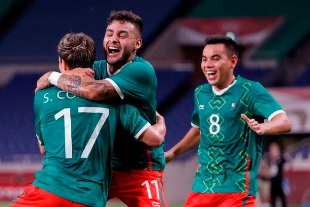 Mexico s Alexis Vega (C) celebrates with his teammate Sebastian Cordova (L) after scoring the 3-0 in their bronze medal soccer match between Mexico and Japan during the 2020 Olympic Games, Olympische Spiele, Olympia, OS at Saitama stadium 2002 in Saitama, Japan, 06 August 2021. 2020 Olympic Games - Soccer: Mexico vs. Japan !ACHTUNG: NUR REDAKTIONELLE NUTZUNG!  Copyright: xKaixFoersterlingx EVE8829 20210806-bed9a418a6ff4dfac201b1b0dda034260a12391c
