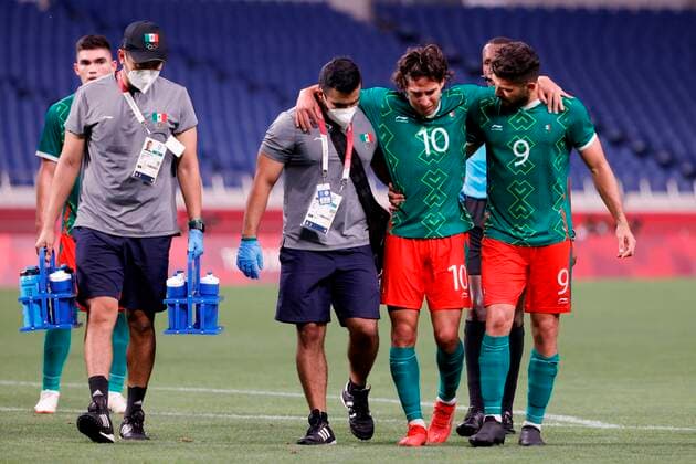 Mexico s Diego Lainez (2-R) leaves the pitch after suffering an injury in their bronze medal soccer match between Mexico and Japan during the 2020 Olympic Games, Olympische Spiele, Olympia, OS at Saitama stadium 2002 in Saitama, Japan, 06 August 2021. 2020 Olympic Games - Soccer: Mexico vs. Japan !ACHTUNG: NUR REDAKTIONELLE NUTZUNG!  Copyright: xKaixFoersterlingx EVE8827 20210806-d0603468d336192c97ea6914ce7d44d4a657ce4f