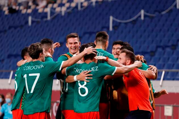 Mexico s players celebrate the 3-0 in their bronze medal soccer match between Mexico and Japan during the 2020 Olympic Games, Olympische Spiele, Olympia, OS at Saitama stadium 2002 in Saitama, Japan, 06 August 2021. 2020 Olympic Games - Soccer: Mexico vs. Japan !ACHTUNG: NUR REDAKTIONELLE NUTZUNG!  Copyright: xKaixFoersterlingx EVE8831 20210806-b20d185cf281dc46cd65131eaa70378b2b07a745