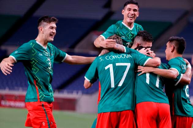 Mexico s players celebrate the 3-0 in their bronze medal soccer match between Mexico and Japan during the 2020 Olympic Games, Olympische Spiele, Olympia, OS at Saitama stadium 2002 in Saitama, Japan, 06 August 2021. 2020 Olympic Games - Soccer: Mexico vs. Japan !ACHTUNG: NUR REDAKTIONELLE NUTZUNG!  Copyright: xKaixFoersterlingx EVE8830 20210806-cfcd3da1aa28af20ea04d8da4dc7bdd4a3581bd0