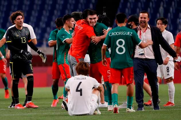 Mexico s players celebrate after defeating Japan in their bronze medal soccer match during the 2020 Olympic Games, Olympische Spiele, Olympia, OS at Saitama stadium 2002 in Saitama, Japan, 06 August 2021. 2020 Olympic Games - Soccer: Mexico vs. Japan !ACHTUNG: NUR REDAKTIONELLE NUTZUNG!  Copyright: xKaixFoersterlingx EVE8863 20210806-0929ab1a38d111da5d4187cda6b28365d2169598