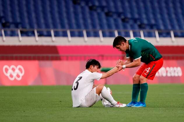 Mexico s Jesus Angulo greets Japan s Reo Hatete (L) after their bronze medal soccer match during the 2020 Olympic Games, Olympische Spiele, Olympia, OS at Saitama stadium 2002 in Saitama, Japan, 06 August 2021. 2020 Olympic Games - Soccer: Mexico vs. Japan !ACHTUNG: NUR REDAKTIONELLE NUTZUNG!  Copyright: xKaixFoersterlingx EVE8864 20210806-28ae5f98d2109ed6581b19591ec435f779ac68d9