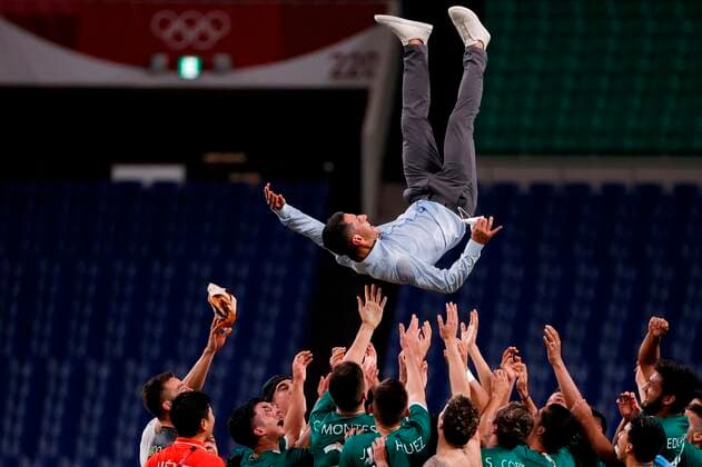 Sport Bilder des Tages Mexico s players celebrate after defeating Japan with his head coach Jaime Lozano (up) after their bronze medal soccer match during the 2020 Olympic Games, Olympische Spiele, Olympia, OS at Saitama stadium 2002 in Saitama, Japan, 06 August 2021. 2020 Olympic Games - Soccer: Mexico vs. Japan !ACHTUNG: NUR REDAKTIONELLE NUTZUNG!  Copyright: xKaixFoersterlingx EVE8880 20210806-8a5df3d8990375c510a1d33ff32e50b0c8d0f94c