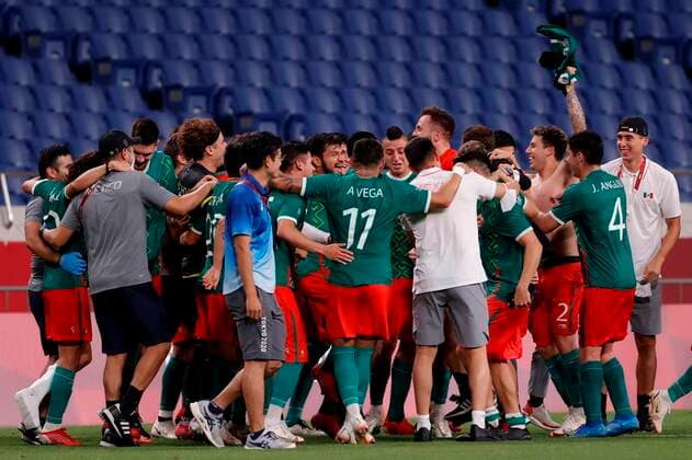 Mexico s players celebrate after defeating Japan in their bronze medal soccer match during the 2020 Olympic Games, Olympische Spiele, Olympia, OS at Saitama stadium 2002 in Saitama, Japan, 06 August 2021. 2020 Olympic Games - Soccer: Mexico vs. Japan !ACHTUNG: NUR REDAKTIONELLE NUTZUNG!  Copyright: xKaixFoersterlingx EVE8876 20210806-0d526807030d2d649efb1f61262108cce21cdfc7