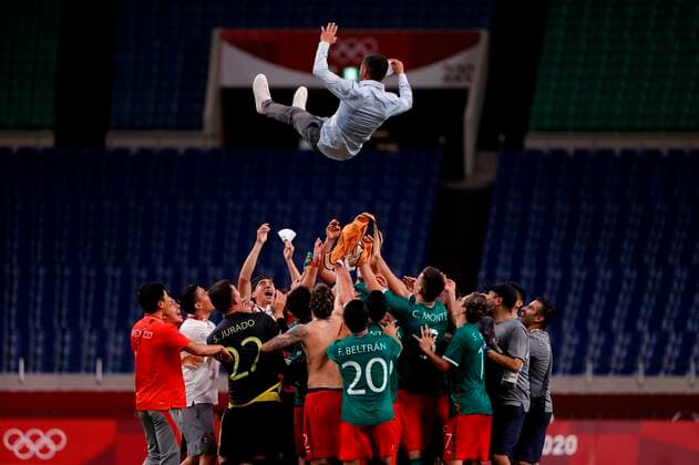 Mexico s players celebrate after defeating Japan with his head coach Jaime Lozano (up) after their bronze medal soccer match during the 2020 Olympic Games, Olympische Spiele, Olympia, OS at Saitama stadium 2002 in Saitama, Japan, 06 August 2021. 2020 Olympic Games - Soccer: Mexico vs. Japan !ACHTUNG: NUR REDAKTIONELLE NUTZUNG!  Copyright: xKaixFoersterlingx EVE8870 20210806-6c34261c82a571f2033b94a2f07ae736403996e3