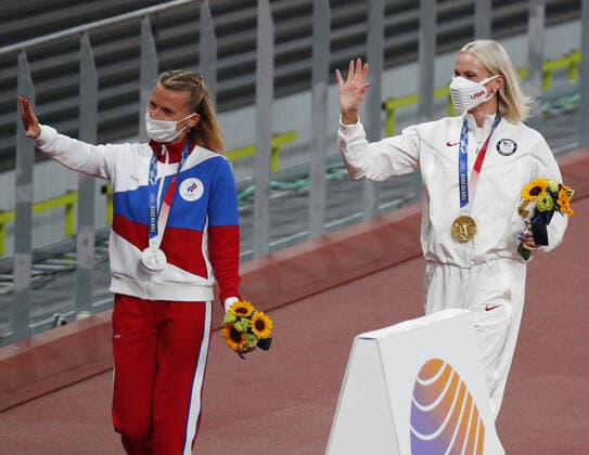 Tokio 2020 im Jahr 2021, Leichtathletik, Stabhochsprung, Damen, Siegerehrung Gold and Silver medal winners Katie Nageotte of the USA and Anzhelika Sidorova of the Russian Olympic Committee walk with their medals after the Women s Pole Vault competition at the Tokyo 2020 Summer Olympic Games, Olympische Spiele, Olympia, OS in Tokyo, Japan on Friday, August 6, 2021.  OLY20210806301 BobxStrong