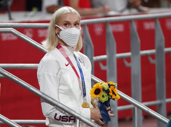 Tokio 2020 im Jahr 2021, Leichtathletik, Stabhochsprung, Damen, Siegerehrung Katie Nageotte of the USA holds a bouquet of flowers after winning the Gold Medal in the Women s Pole Vault competition at the Tokyo 2020 Summer Olympic Games, Olympische Spiele, Olympia, OS in Tokyo, Japan on Friday, August 6, 2021.  OLY20210806304 BobxStrong
