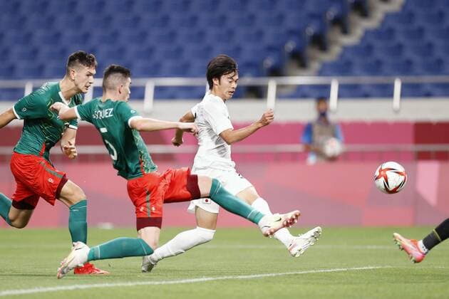 Tokyo Olympics: Football Kaoru Mitoma (white) scores for Japan against Mexico in the second half of the Tokyo Olympic men s football bronze medal match on Aug. 6, 2021, at Saitama Stadium near Tokyo.  A14AA0000756863P